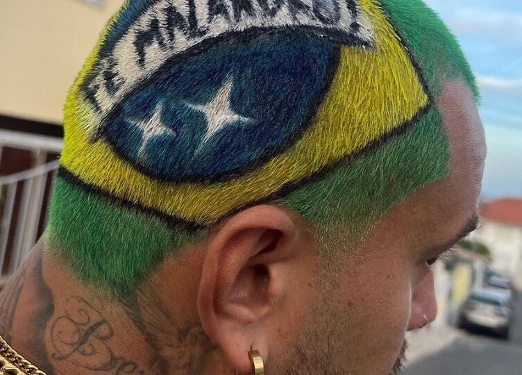 Arte de cabelo colorido no estilo bandeira no PASSARO BARBER, Alcabideche, Lisboa, PT.