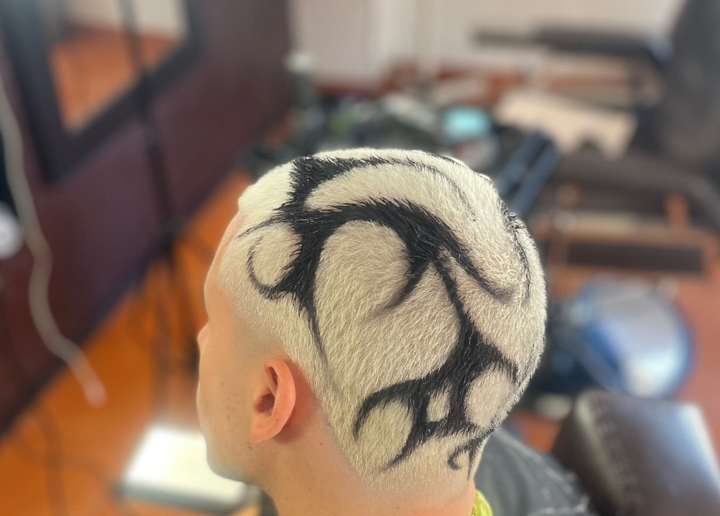 Corte de cabelo artístico no PASSARO BARBER em Alcabideche, Lisboa, PT, destacando design ousado.