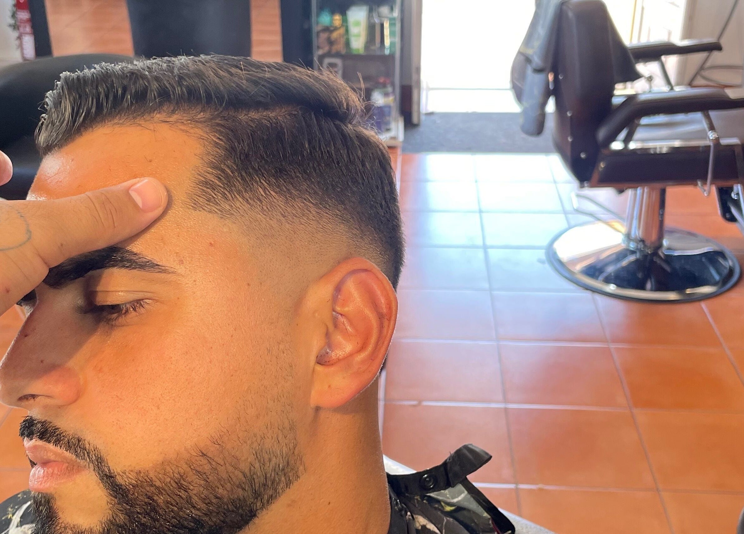 Close-up de corte de cabelo na PASSARO BARBER, Alcabideche, Lisboa, PT.