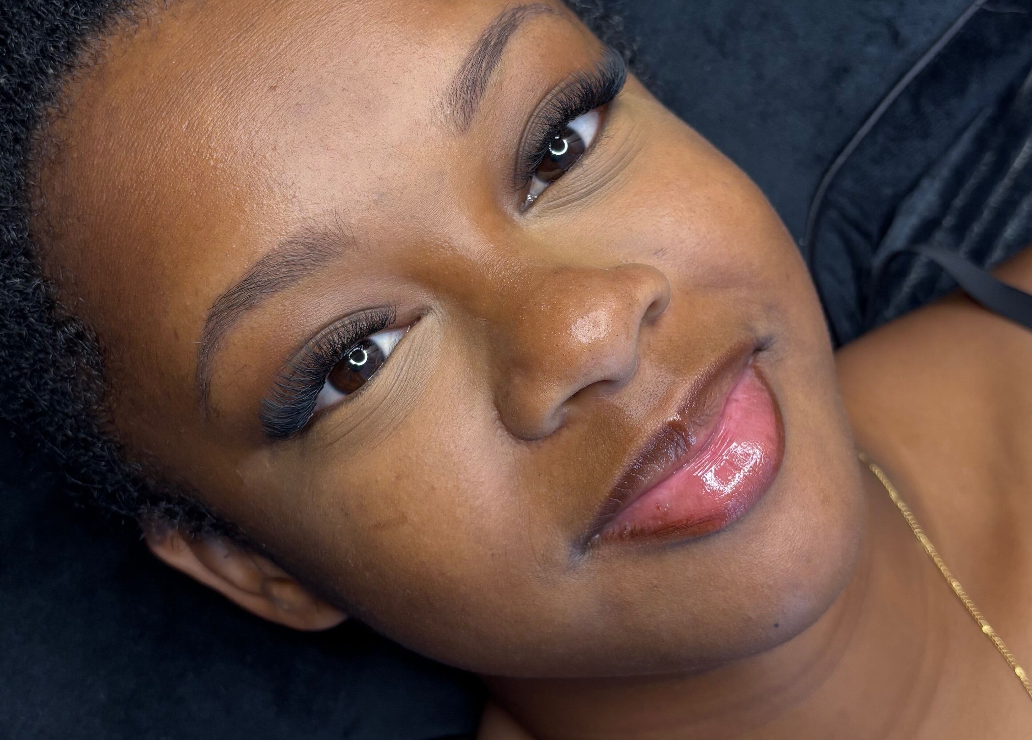 Femme avec cils étendus, Les Cils D’une Déesse à Sainte-suzanne, Saint-denis, RE.