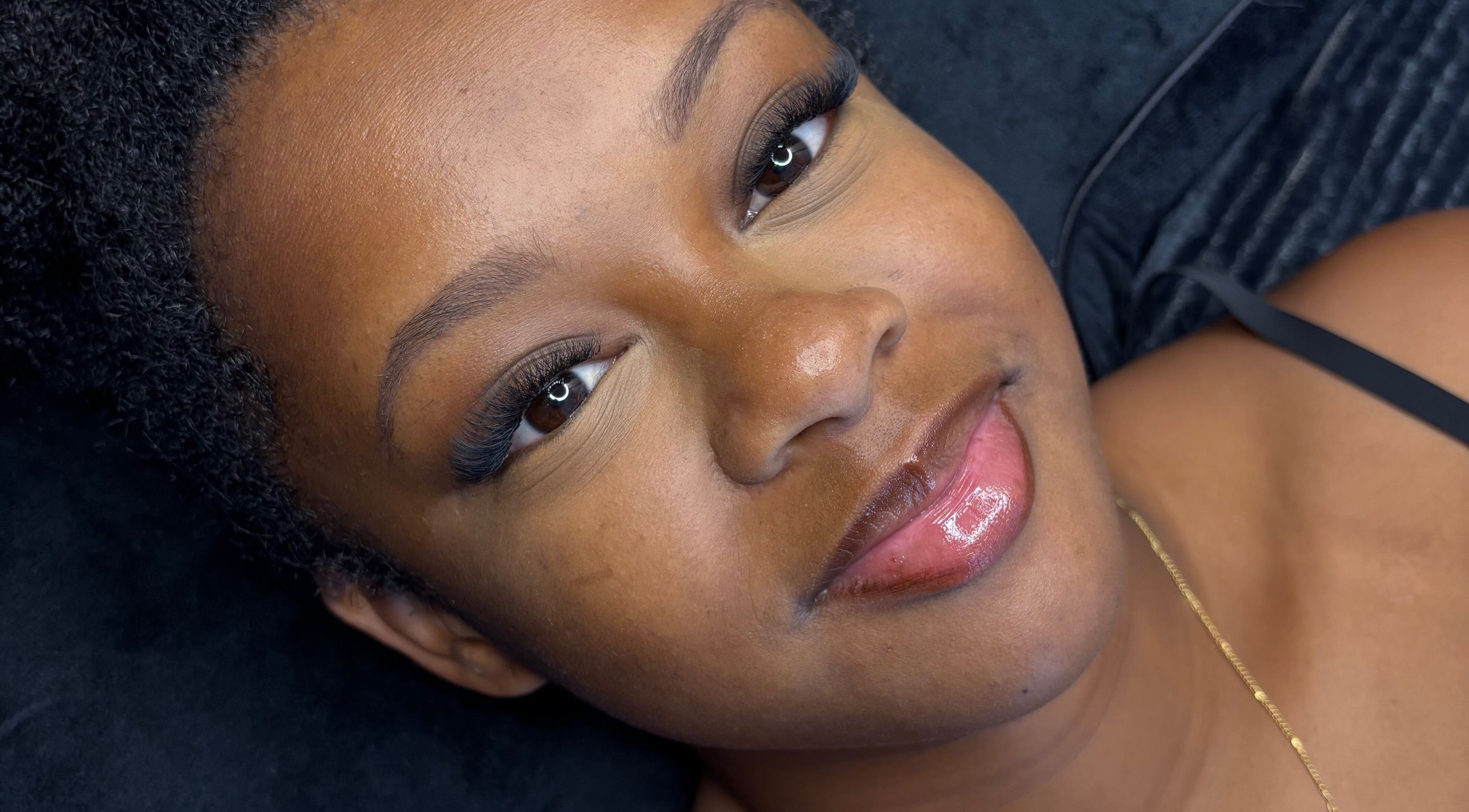 Femme avec cils étendus, Les Cils D’une Déesse à Sainte-suzanne, Saint-denis, RE.