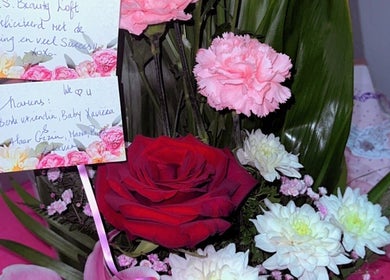Bouquet with cards celebrating S.S. Beauty Loft opening in Paramaribo, Paramaribo, SR.