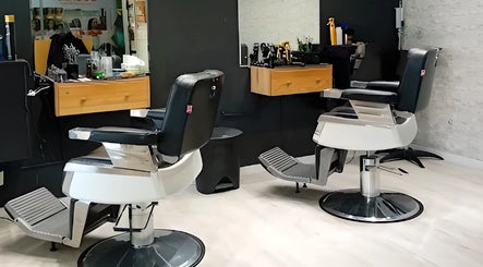 Interior moderno de Sr. Zuca Barbearia com cadeiras de barbeiro, Amora, Setúbal, PT.