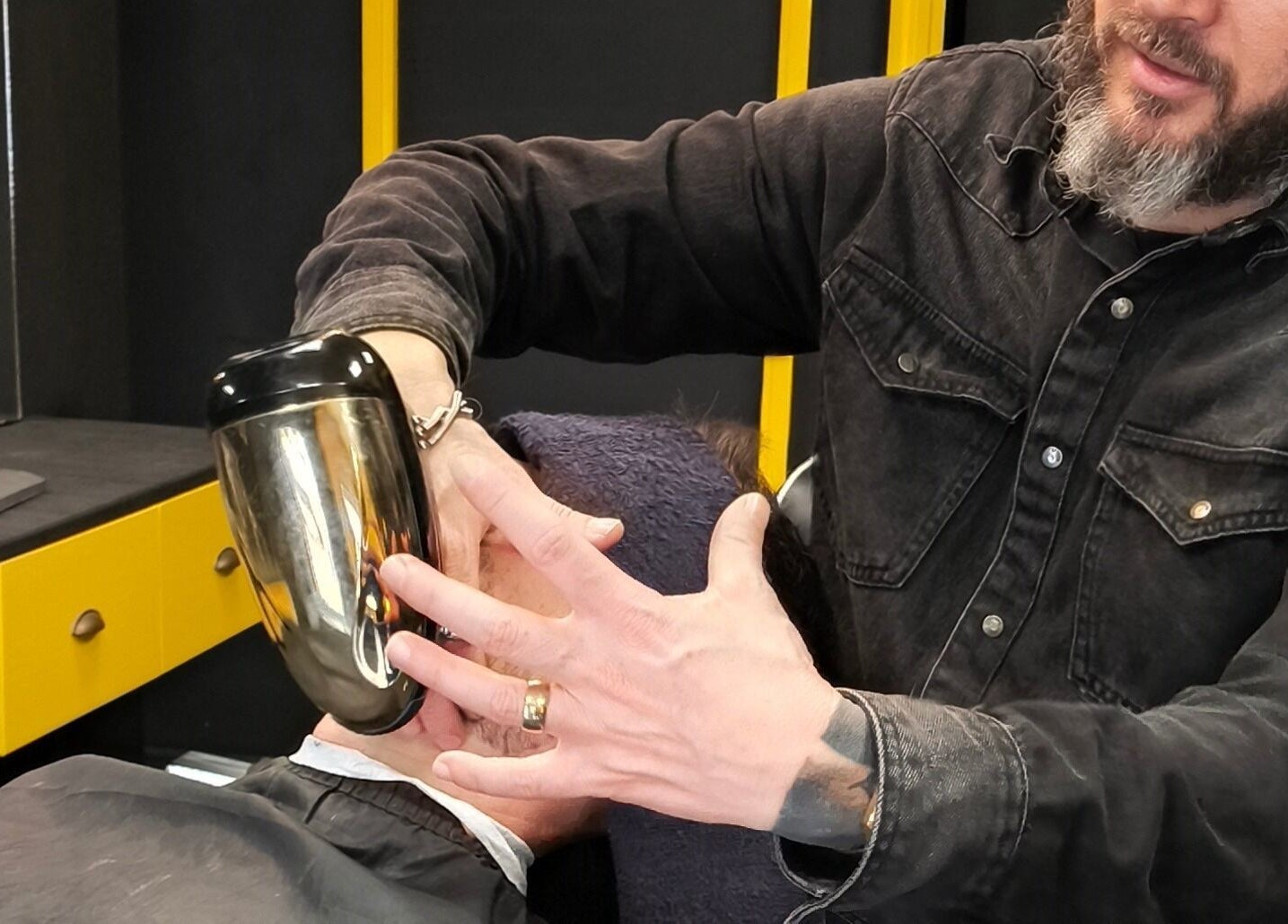 Cabeleireiro expert cuida de cliente na Sr. Zuca Barbearia, Amora, Setúbal, PT.