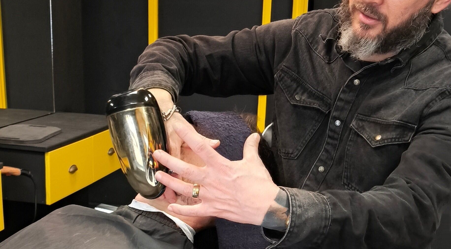 Cabeleireiro expert cuida de cliente na Sr. Zuca Barbearia, Amora, Setúbal, PT.