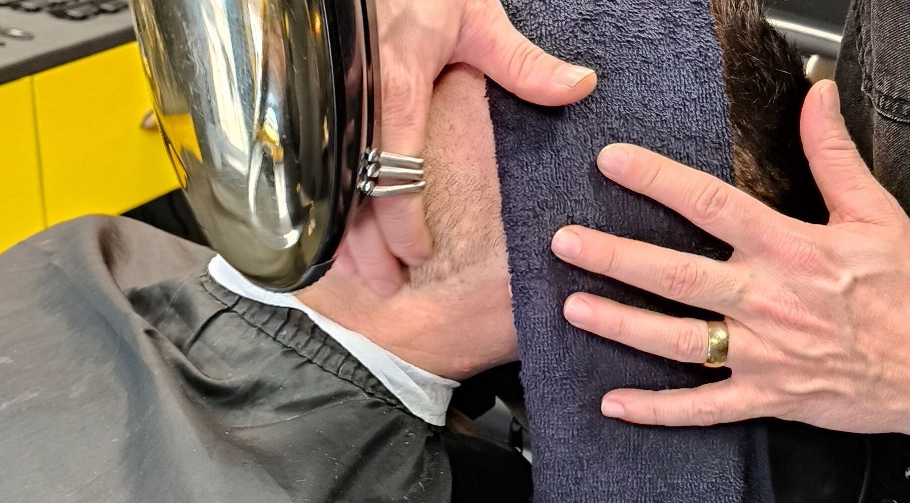 Barbeiro secando rosto de cliente na Sr. Zuca Barbearia em Amora, Setúbal, PT.