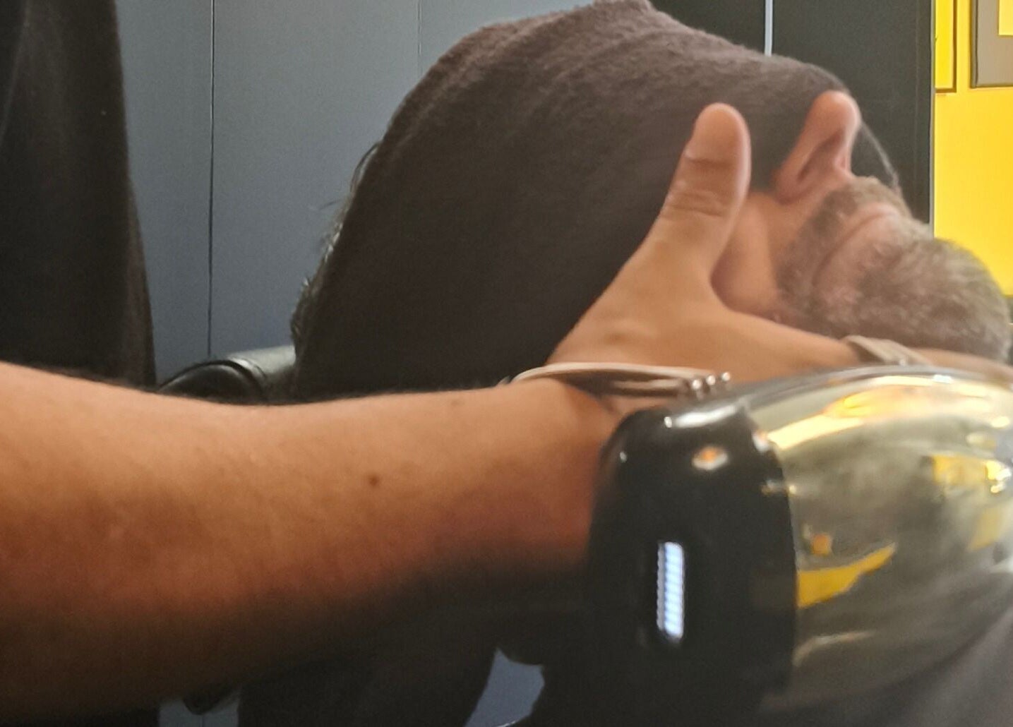 Cliente recebe tratamento facial em Sr. Zuca Barbearia, Amora, Setúbal, PT, proporcionando relaxamento completo.