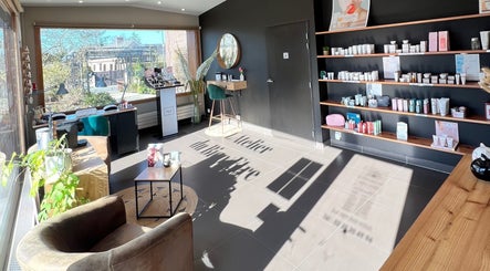 Intérieur lumineux de L'Atelier du Bien-Etre à Saint-vigor-d'ymonville, Normandie, FR avec produits de beauté.