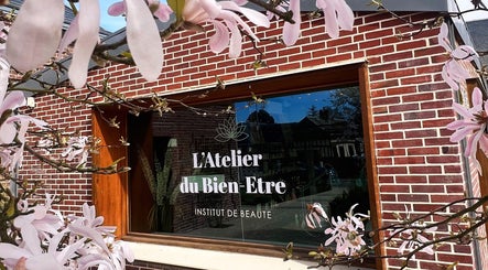 Façade fleurie de L'Atelier du Bien-Etre à Saint-vigor-d'ymonville, Normandie, FR.