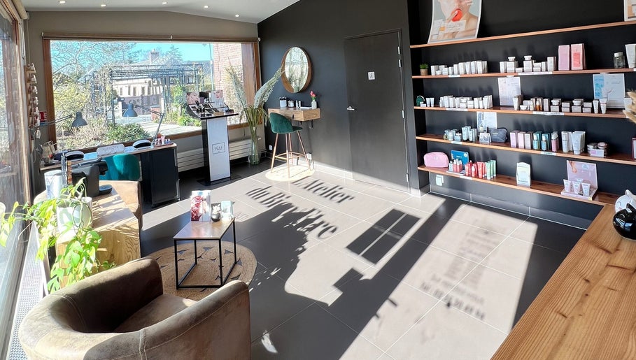 Intérieur lumineux de L'Atelier du Bien-Etre à Saint-vigor-d'ymonville, Normandie, FR, avec produits sur étagères.