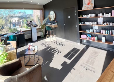 Intérieur lumineux de L'Atelier du Bien-Etre à Saint-vigor-d'ymonville, Normandie, FR, avec produits sur étagères.