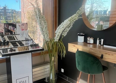 Coin maquillage moderne chez L'Atelier du Bien-Etre à Saint-vigor-d'ymonville, Normandie, FR.