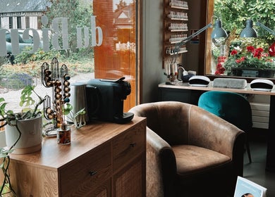 Intérieur de L'Atelier du Bien-Etre à Saint-vigor-d'ymonville, Normandie, FR avec fauteuil et plantes.