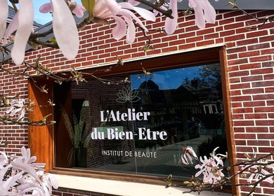 Entrée de L'Atelier du Bien-Etre avec fleurs roses à Saint-vigor-d'ymonville, Normandie, FR.