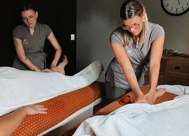 Des thérapeutes offrent un massage relaxant chez L'Atelier du Bien-Etre à Saint-vigor-d'ymonville, Normandie, FR.
