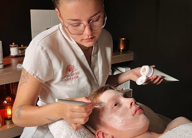 Esthéticienne appliquant un masque facial à L'Atelier du Bien-Etre, Saint-vigor-d'ymonville, Normandie, FR.