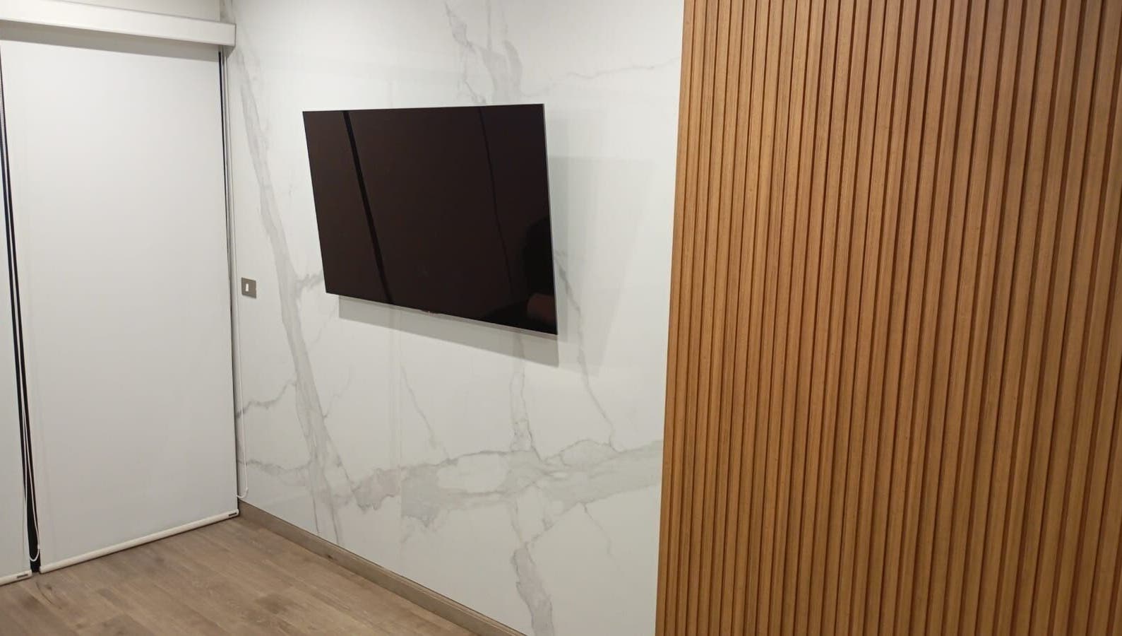 Interior elegante en Elyzea, Miraflores, Provincia De Lima, PE con pared de mármol y paneles de madera.