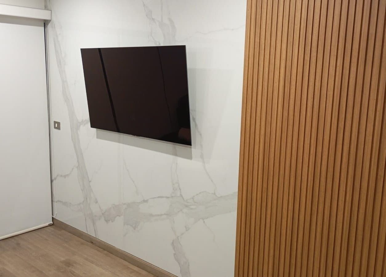 Interior elegante en Elyzea, Miraflores, Provincia De Lima, PE con pared de mármol y paneles de madera.