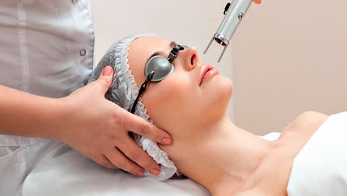 Tratamiento de luz en Elyzea, Lima, Lima, PE para cuidado facial especializado y relajante.