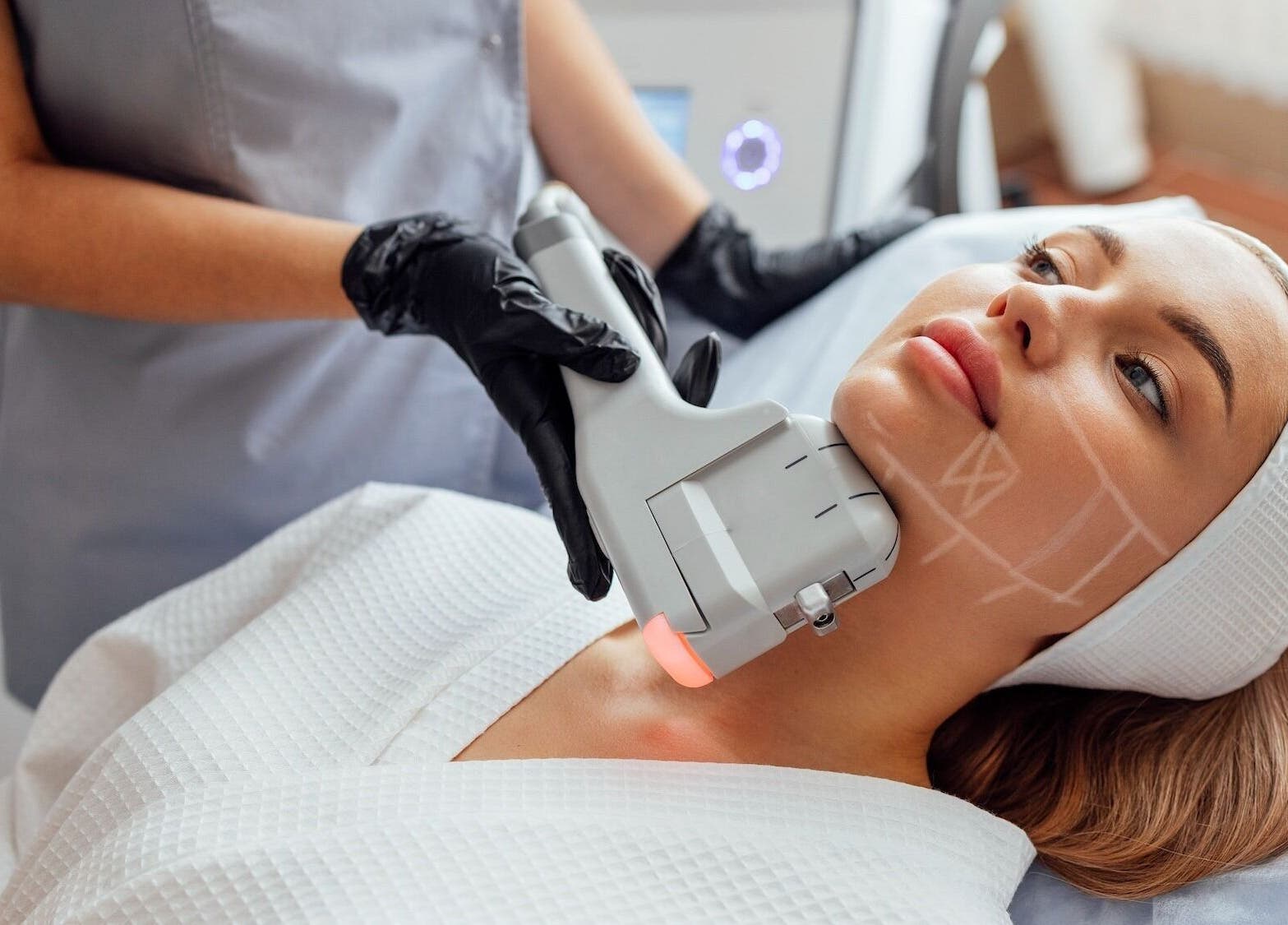 Tratamiento facial en Elyzea, Lima, Lima, PE. Mujer recibe cuidado de piel avanzado.