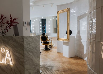 Wnętrze salonu Eviva Larte w Warszawa, Województwo Mazowieckie, PL z luksusowym fotelem i eleganckim wystrojem.