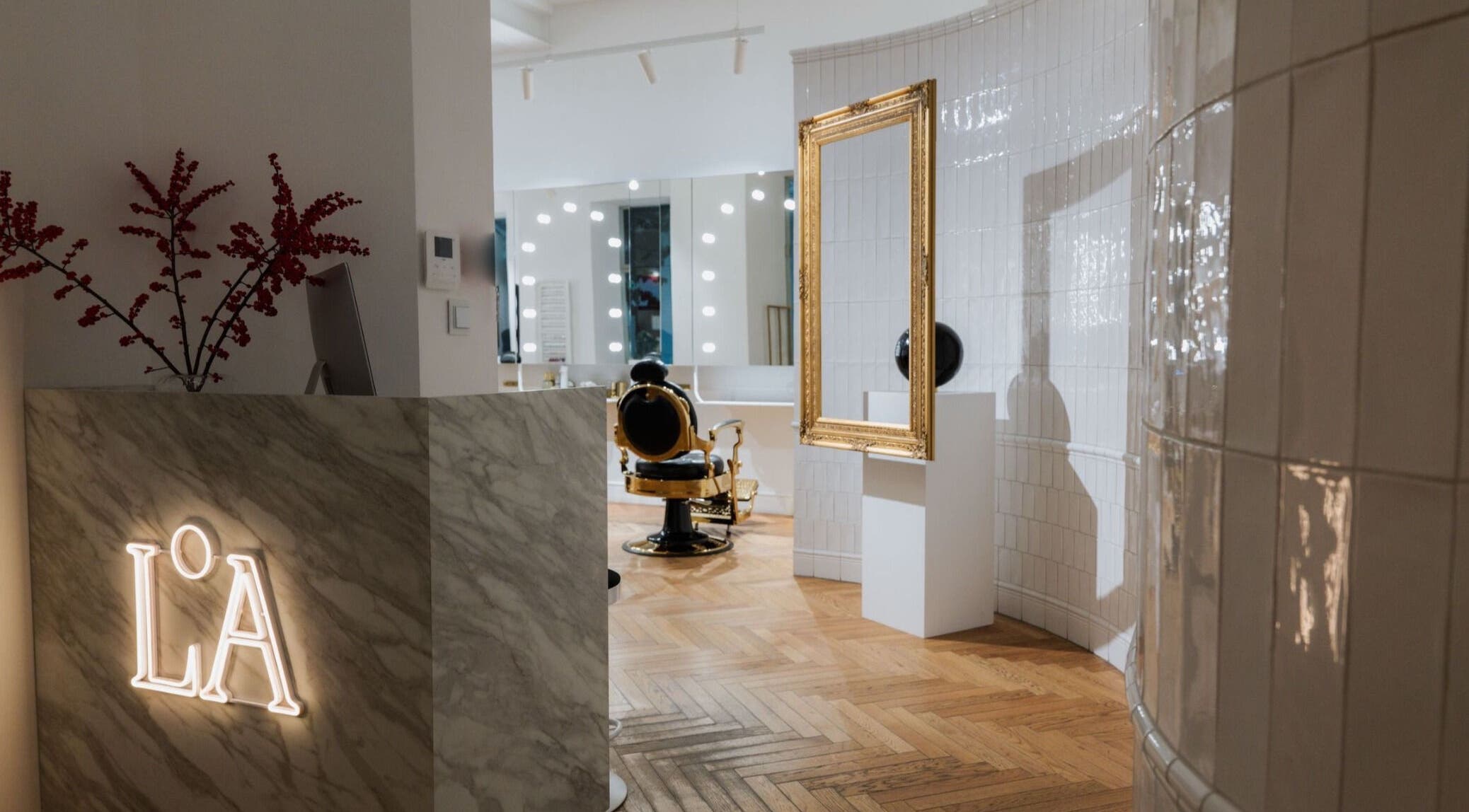 Wnętrze salonu Eviva Larte w Warszawa, Województwo Mazowieckie, PL z luksusowym fotelem i eleganckim wystrojem.