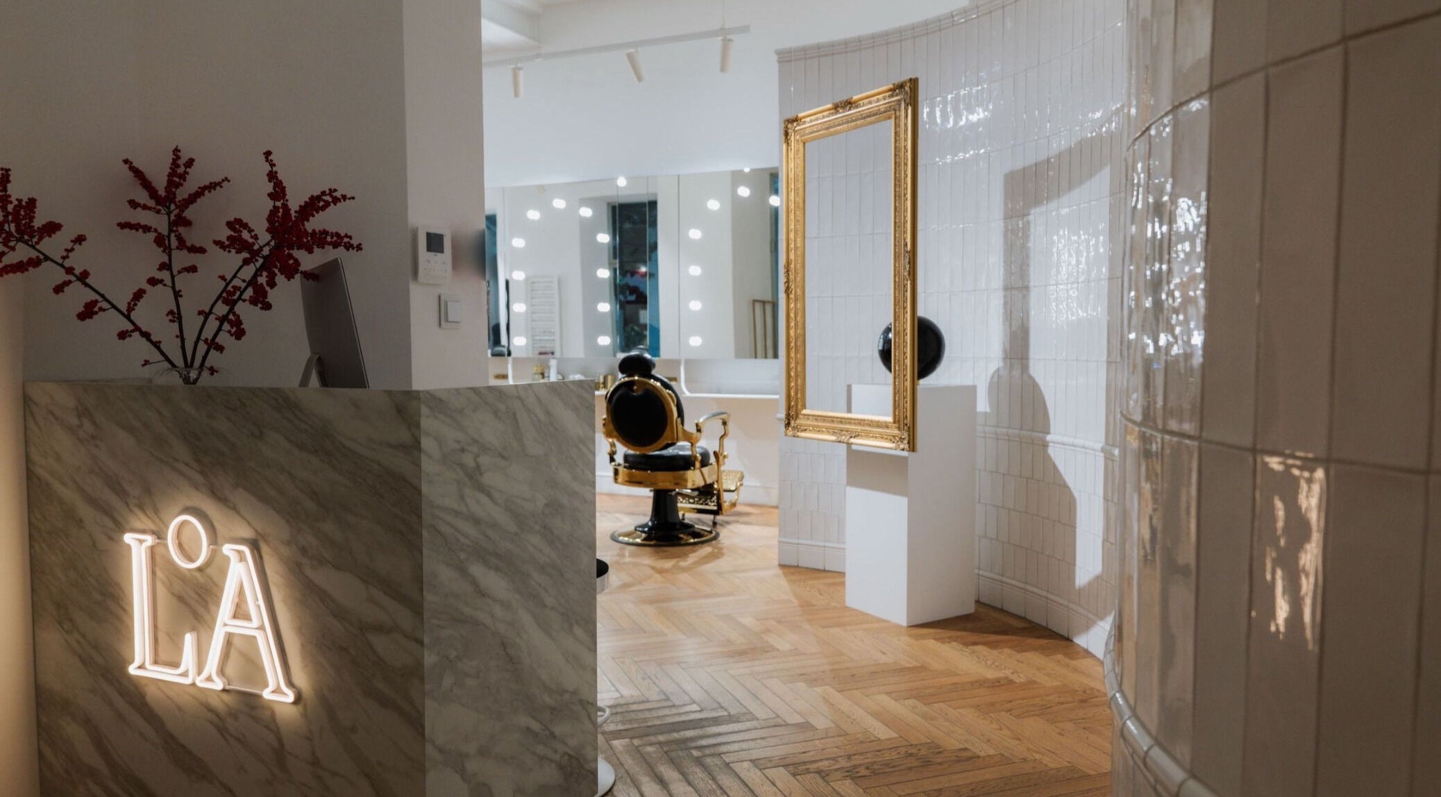 Wnętrze salonu Eviva Larte w Warszawa, Województwo Mazowieckie, PL z luksusowym fotelem i eleganckim wystrojem.