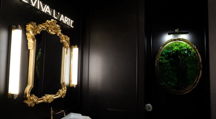Luksusowe lustro i neon w Eviva Larte, Warszawa, Województwo Mazowieckie, PL.