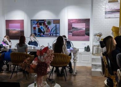 Stylowe wnętrze Eviva Larte w Warszawie, Województwo Mazowieckie, PL. Klientki korzystające z usług beauty.