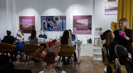 Stylowe wnętrze Eviva Larte w Warszawie, Województwo Mazowieckie, PL. Klientki korzystające z usług beauty.