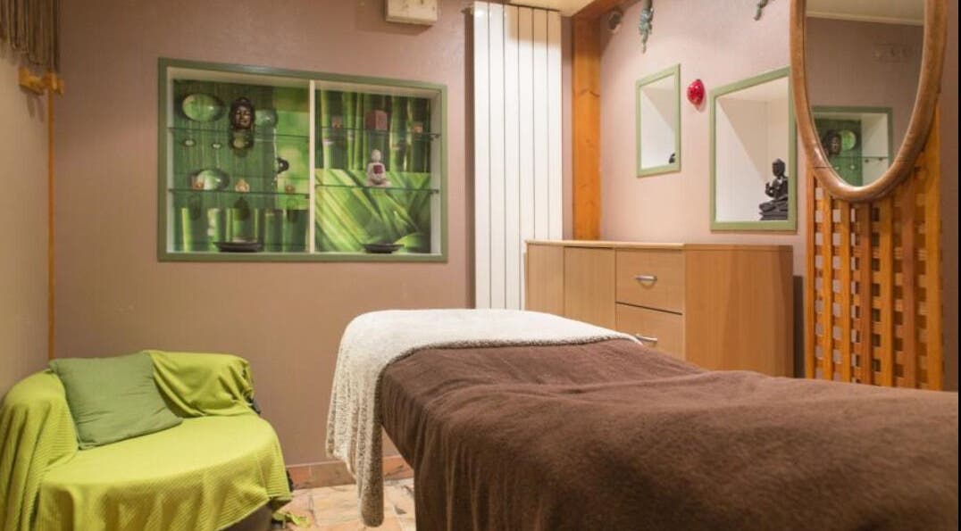 Salle de massage apaisante chez Plénitude Massages à Le Havre, Normandie, FR avec décoration zen.