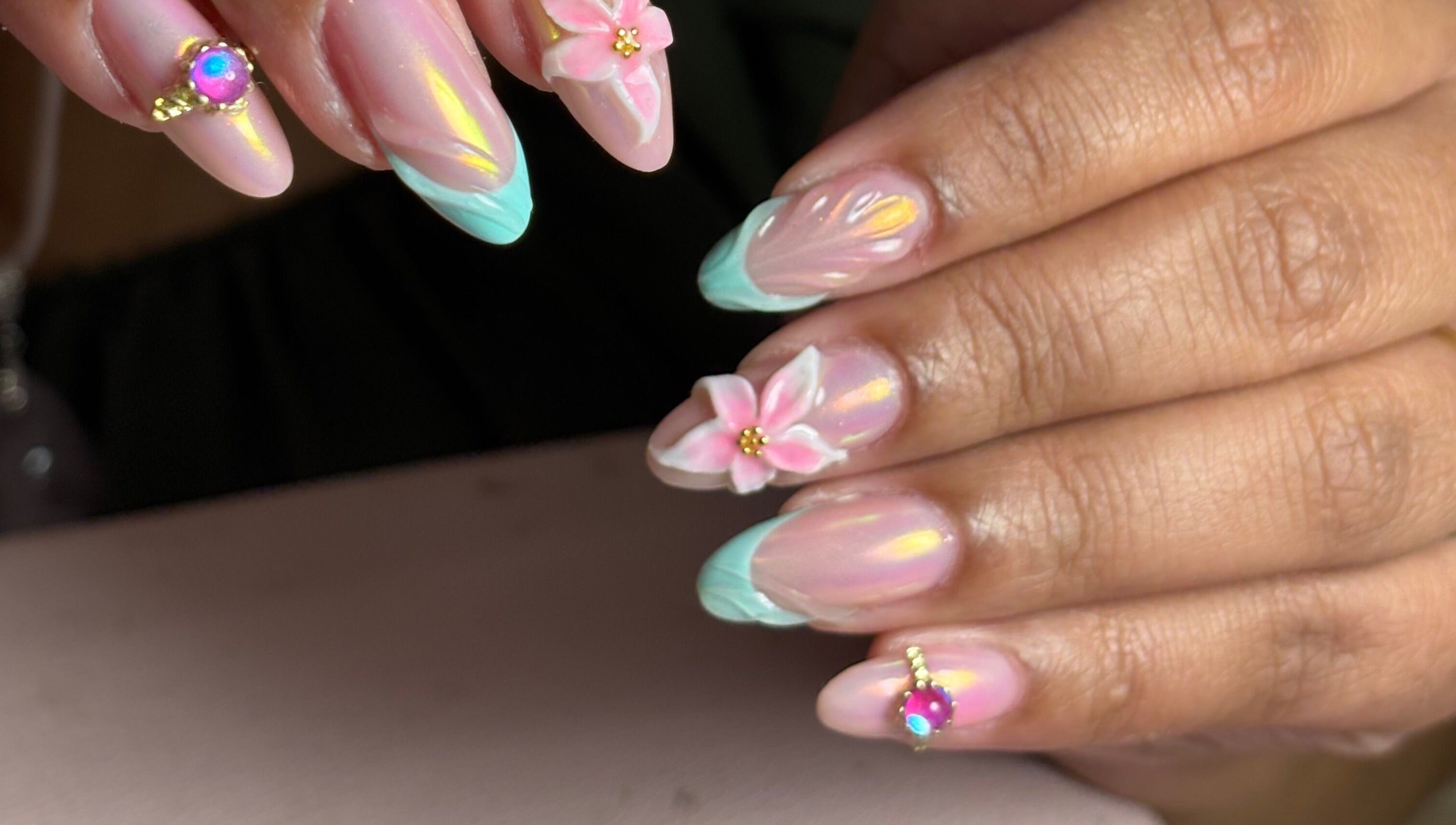 Design floral sur ongles au Lilie Studio de beauté à Saint-joseph, Saint-pierre, RE.