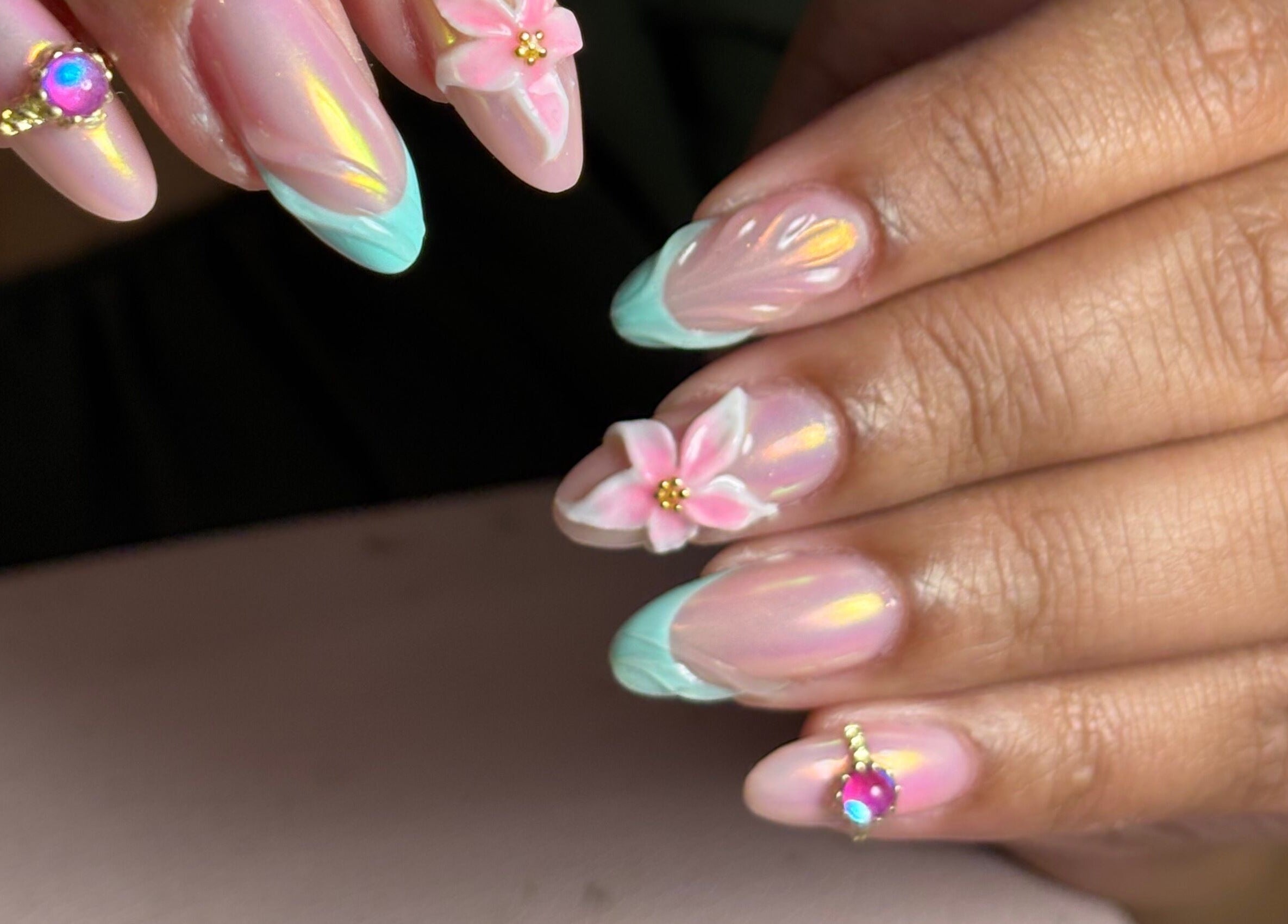 Design floral sur ongles au Lilie Studio de beauté à Saint-joseph, Saint-pierre, RE.