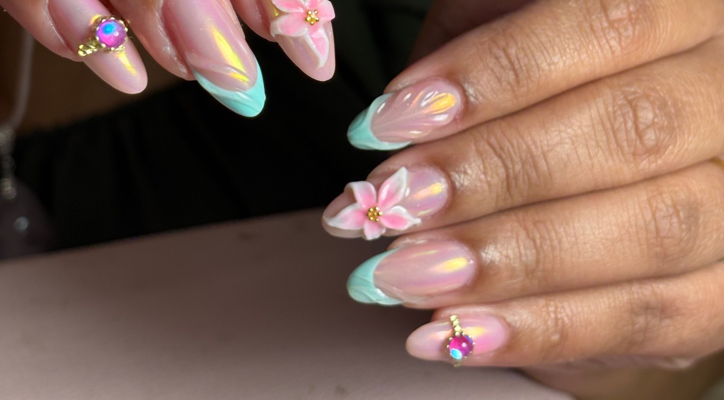 Design floral sur ongles au Lilie Studio de beauté à Saint-joseph, Saint-pierre, RE.