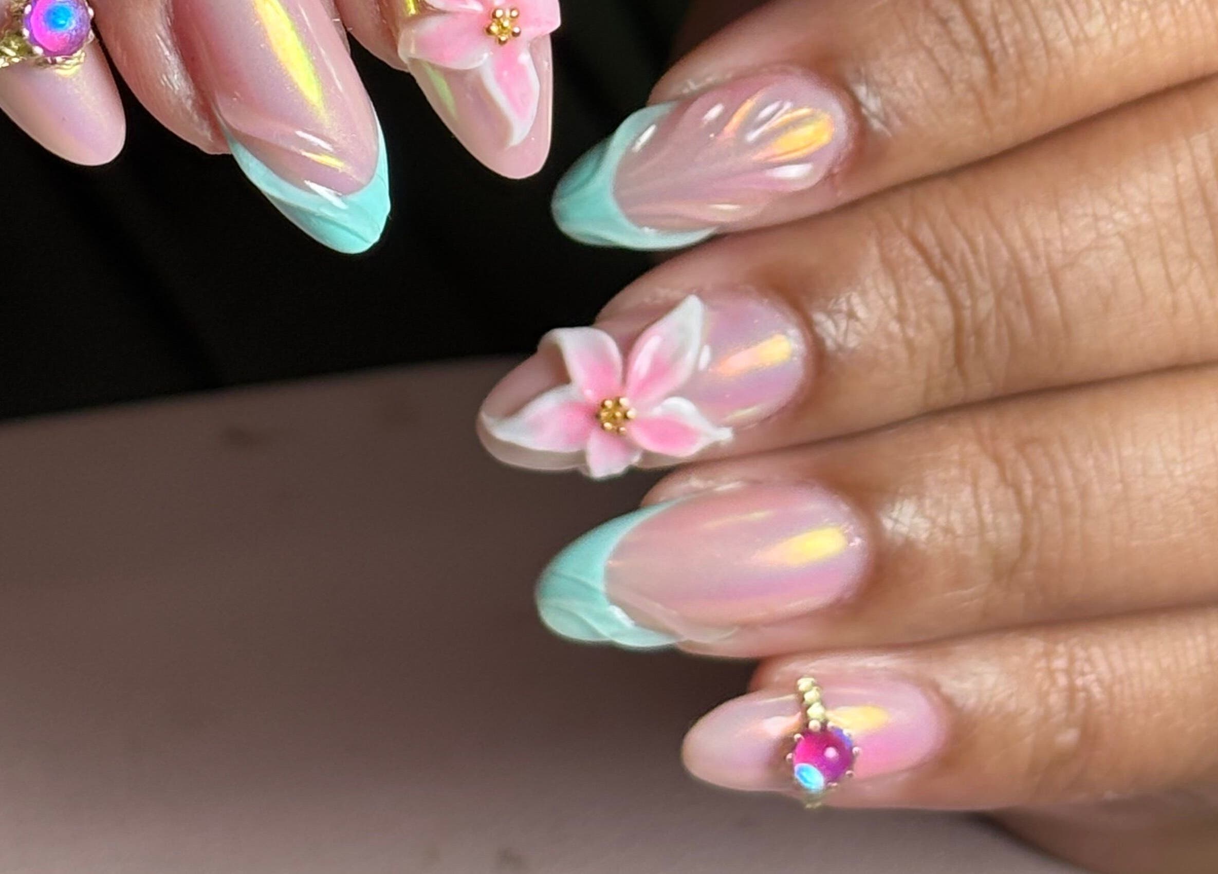 Nail art floral créatif chez Lilie Studio de beauté à Saint-joseph, Saint-pierre, RE, avec motifs et ornements.