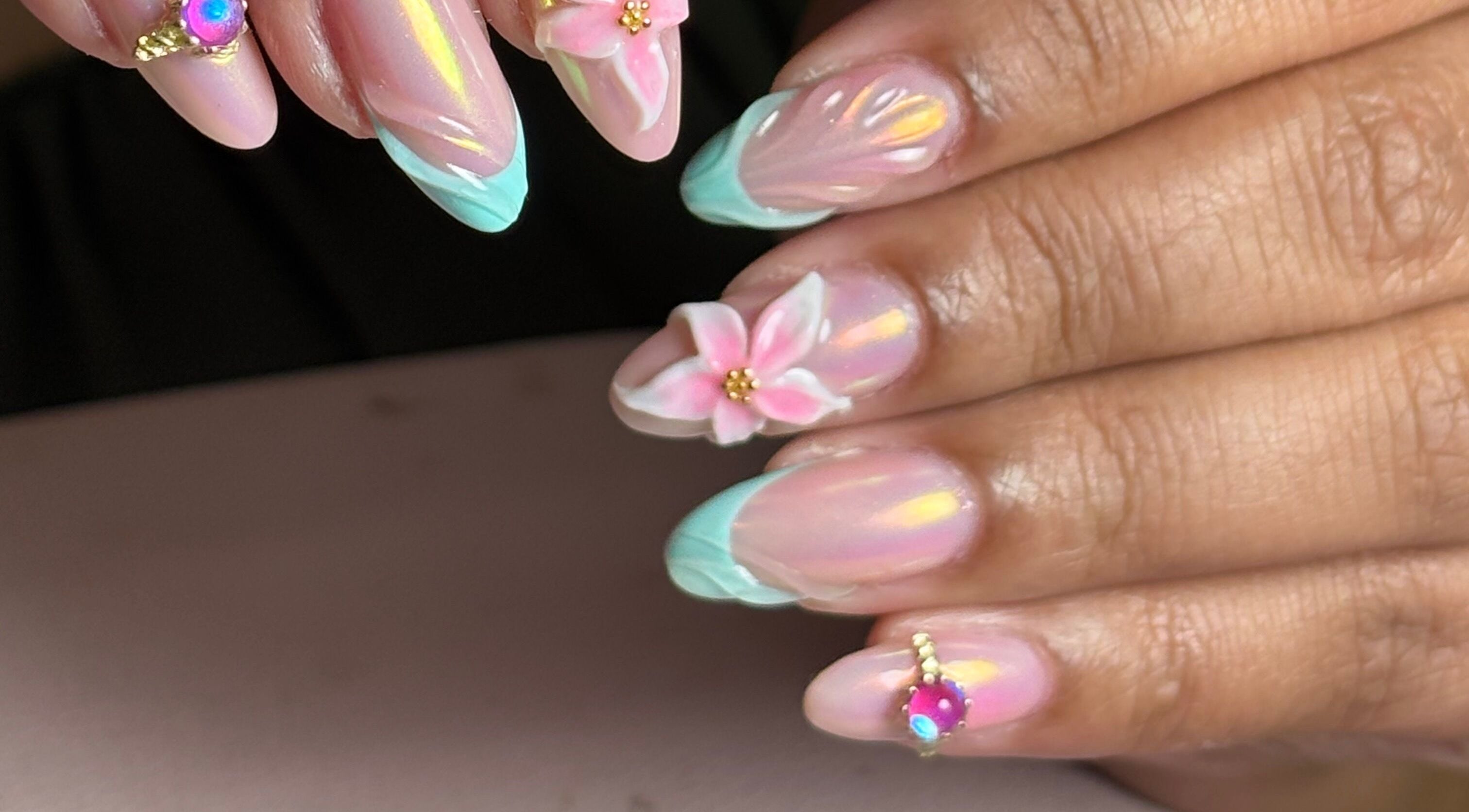 Nail art floral créatif chez Lilie Studio de beauté à Saint-joseph, Saint-pierre, RE, avec motifs et ornements.