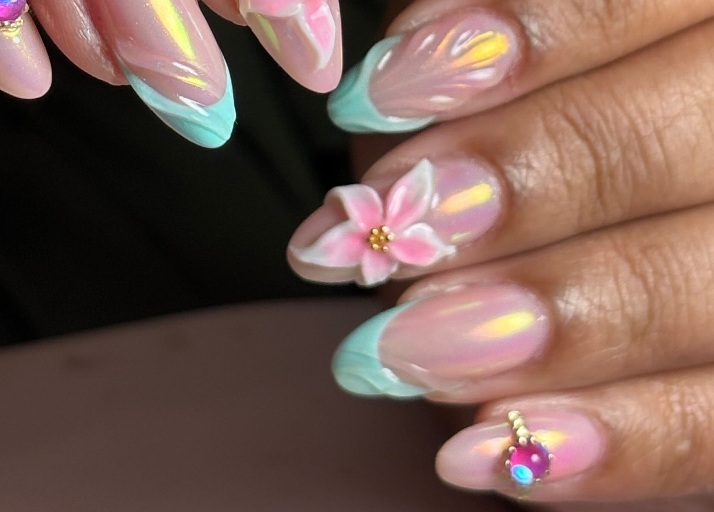 Manucure irisée avec motifs floraux à Lilie Studio de beauté, Saint-joseph, Saint-pierre, RE.