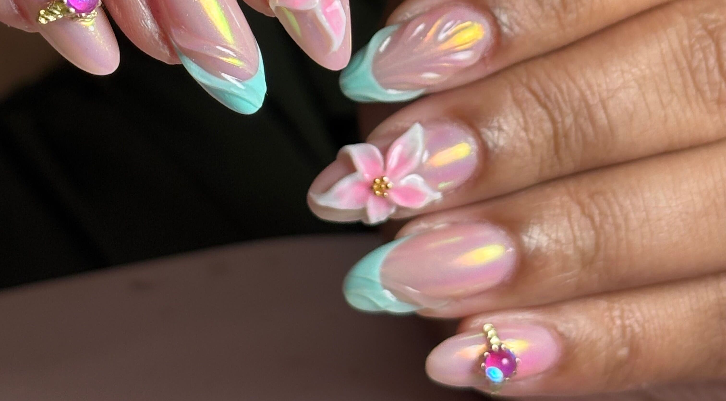 Manucure irisée avec motifs floraux à Lilie Studio de beauté, Saint-joseph, Saint-pierre, RE.