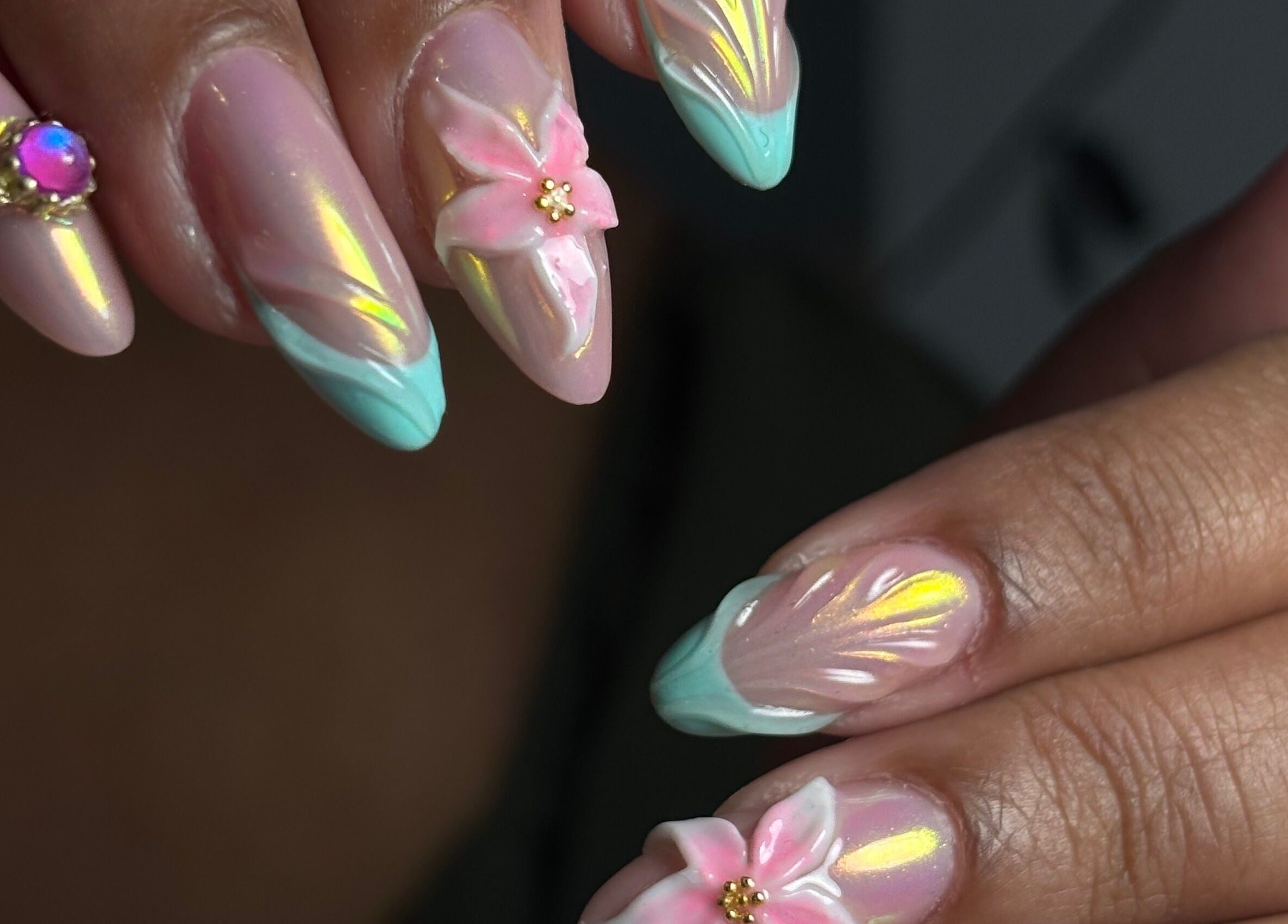 Manucure nail art florale tendance à Lilie Studio de beauté, Saint-joseph, Saint-pierre, RE.