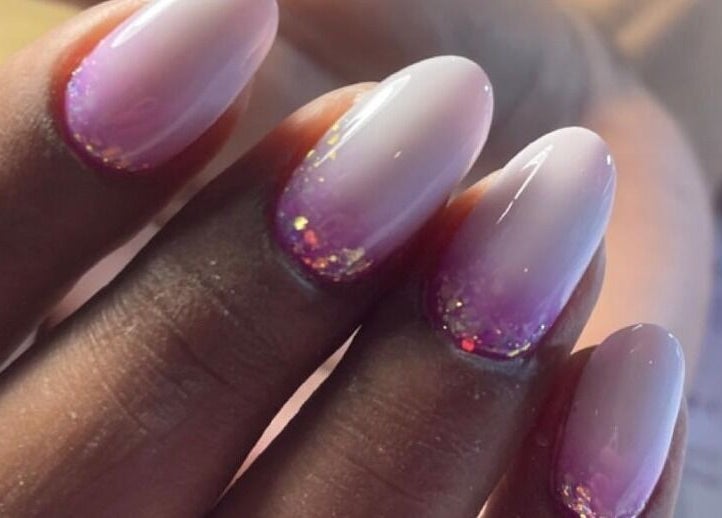 Manucure violette élégante à Lilie Studio de beauté, Saint-joseph, Saint-pierre, RE.