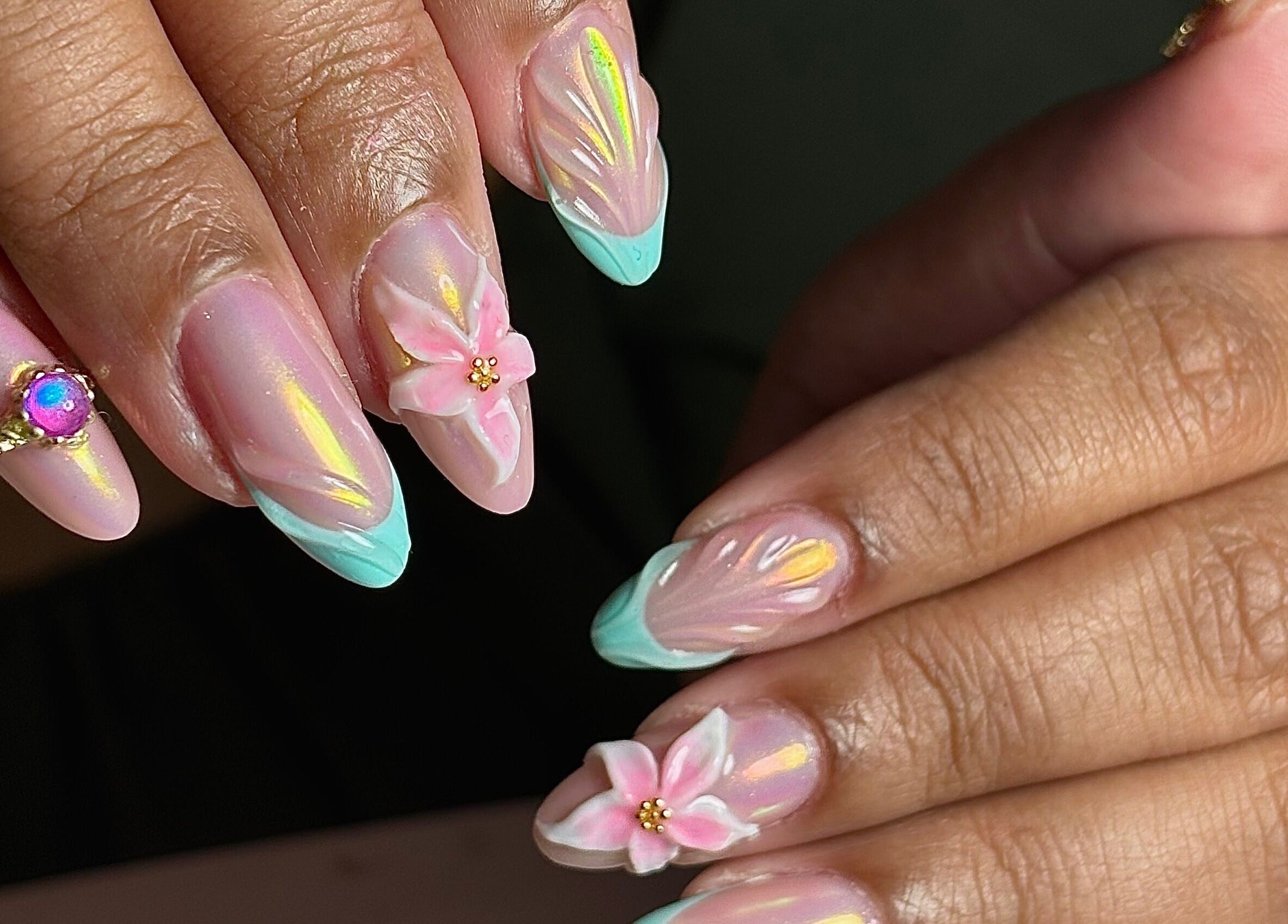 Nail art floral chic à Lilie Studio de beauté, Saint-joseph, Saint-pierre, RE.