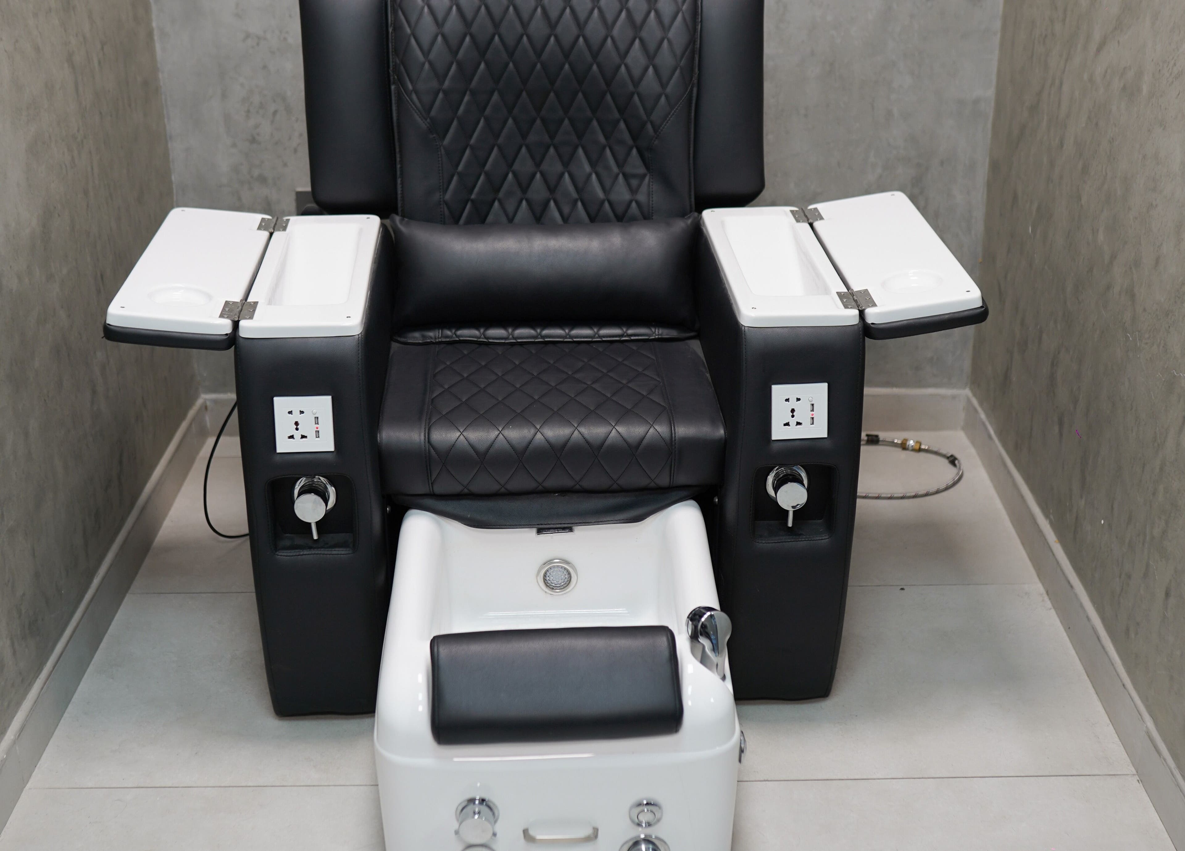 Deluxe pedicure chair at Perfect Image Gents Salon, Sharjah, AE, offering ultimate relaxation and comfort.