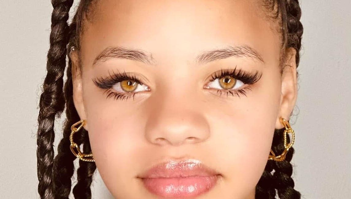 Close-up van prachtige ogen met gevlochten haar bij G’ Beauty Paradise, Vlaardingen, Zuid-Holland, NL.