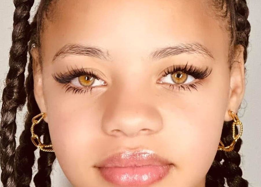 Close-up van prachtige ogen met gevlochten haar bij G’ Beauty Paradise, Vlaardingen, Zuid-Holland, NL.