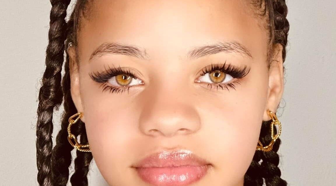 Close-up van prachtige ogen met gevlochten haar bij G’ Beauty Paradise, Vlaardingen, Zuid-Holland, NL.