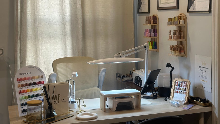 Espace lumineux chez Wolf SGX Nail Studio, Montréal, Québec, CA avec outils de manucure et échantillons de vernis.