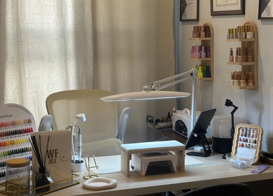Espace lumineux chez Wolf SGX Nail Studio, Montréal, Québec, CA avec outils de manucure et échantillons de vernis.