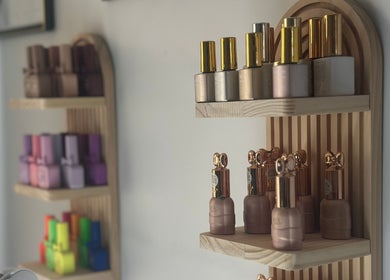 Flacons de vernis à ongles sur étagères en bois à Wolf SGX Nail Studio, Montréal, Québec, CA.