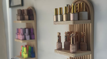 Flacons de vernis à ongles sur étagères en bois à Wolf SGX Nail Studio, Montréal, Québec, CA.