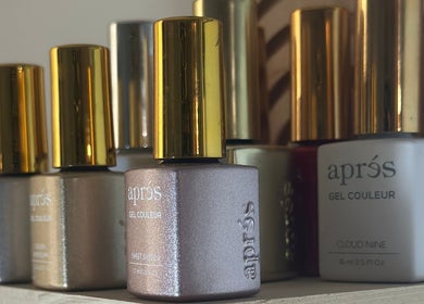 Flacons de vernis à ongles élégants chez Wolf SGX Nail Studio, Montréal, Québec, CA.